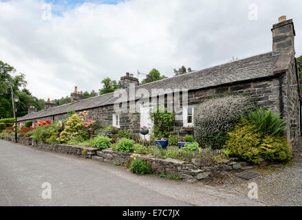 Traditionellen alten terrassierten Hütten mit Bauerngärten in historischen Weiler. Port-Na-Craig, Pitlochry, Perth und Kinross, Schottland Stockfoto