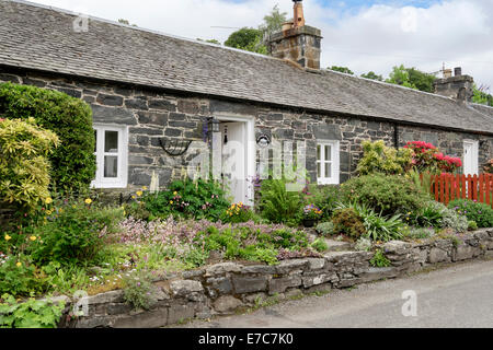 Traditionellen alten terrassierten Hütten mit Bauerngärten in historischen Weiler. Port-Na-Craig Pitlochry Perth und Kinross Schottland UK Stockfoto