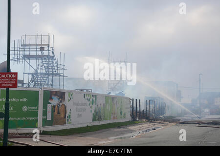 Nottingham, UK. 13. Sep, 2014. Nachwirkungen des Feuers an der Universität Nottingham in England... Dem Erdboden gleichgemacht Chemiegebäude Jubilee Campus, in der Nacht vom 12/13. September 2014 Credit: Chris Whiteman/Alamy Live News Stockfoto