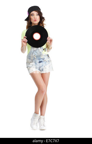 Nette junge Frau in Jeans-Shorts mit Vinyl-Schallplatte Stockfoto