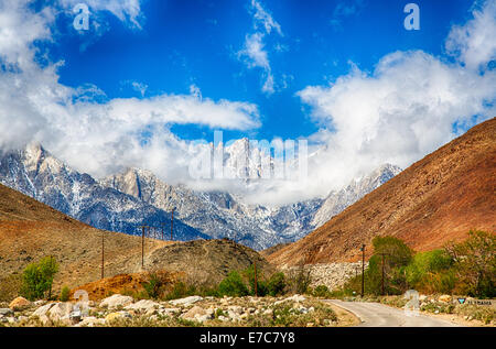 Der Gipfel des Mount Whitney als es durchbricht die Wolken. Höchste Gipfel in den kontinentalen Vereinigten Staaten. Stockfoto