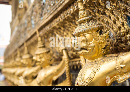 Wat Phra Kaeo in Bangkok Grand Palace, eines der touristischen Attraktionen. Stockfoto