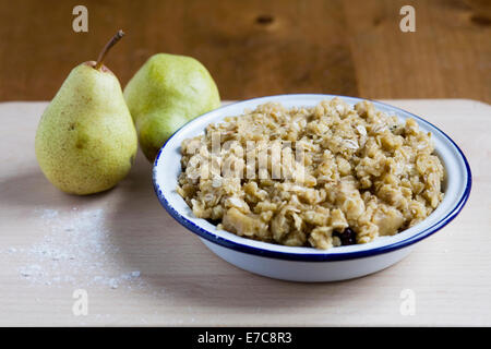 Hausgemachte Birne und Blackberry Crumble. Stockfoto