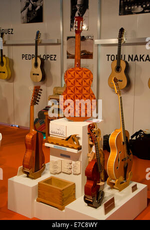 Gitarren auf dem Display an internationalen Gitarren-Messe an der Messe und Kongresszentrum, Andalusien, Malaga. Spanien. Stockfoto