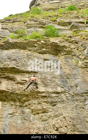 Cheddar Gorge, Somerset, UK. 13. Sep, 2014. Ist es Superman? Nein, es ist ein Kletterer auf Cheddar Gorge in Somerset Credit: Robert Timoney/Alamy Live News Stockfoto