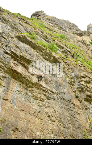 Cheddar Gorge, Somerset, UK. 13. Sep, 2014. Ist es Superman? Nein, es ist ein Kletterer auf Cheddar Gorge in Somerset. . Bildnachweis: Robert Timoney/Alamy Live-Nachrichten Stockfoto