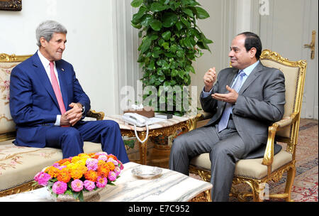 Kairo, Ägypten. 13. Sep, 2014. Ein Handout Foto zur Verfügung gestellt von der ägyptischen Präsidentschaft zeigt der ägyptische Präsident Abdel Fattah al-Sissi Treffen mit US-Außenminister John Kerry im Präsidentenpalast in Kairo, Ägypten, Samstag, 13. September 2014. Kerry kamen in Kairo für einen kurzen Besuch von weniger als einem Tag zu diskutieren, wie Ägypten im Kampf gegen den islamischen Staat Gruppe helfen kann. Er wurde auf einer regionalen Zulauf für Präsident Barack Obama s Initiative zu gehen, eine Koalition von Nationen bereit zu gehen, nachdem die militante Gruppe zusammenstellen. Kerry Köpfe nach Paris als nächstes für eine mich Stockfoto