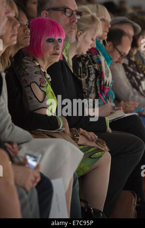 London, UK. 13. September 2014. Ein Modell geht die Start-und Landebahn bei Jasper Conran-Show in London Fashion Woche SS15 an der BFC Innenhof zeigen Raum in London, England. Foto: CatwalkFashion/Alamy Live-Nachrichten Stockfoto