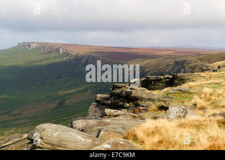 Suche entlang Stanage Edge gegenüber hohen Neb in den Peak District Derbyshire Stockfoto