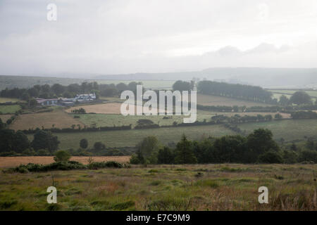 Grauen bewölktem Wetter Wolken hängen über Moor, Dartmoor National Park, in der Nähe von Postbridge, Devon, England Stockfoto