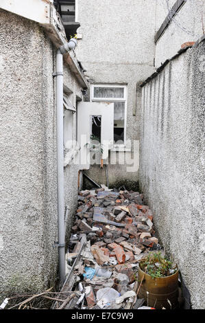 Den Hinterhof einer kleinen, heruntergekommenen Townhouse Stockfoto