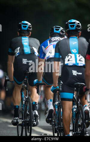 Fernhurst, UK. 13. Sep, 2014. Ben Swift vom Team Sky, umgeben von Teamkollegen im Hauptfeld in Stufe 7 (Camberley nach Brighton) 2014 Tour of Britain. Bildnachweis: Anthony Hatley/Alamy Live-Nachrichten Stockfoto