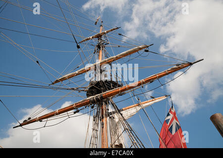 Takelage des Phönix gegen einen schönen blauen Himmel am Southampton Boat show 2014 Stockfoto