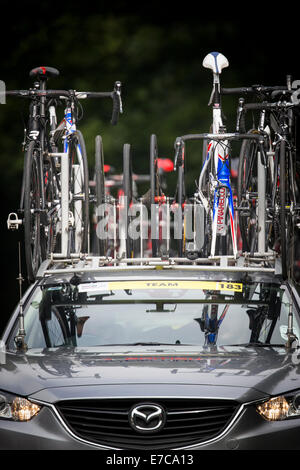 Fernhurst, UK. 13. Sep, 2014. Ein Team Auto voller Ersatzteile Fahrräder auf Stufe 7 (Camberley nach Brighton) 2014 Tour of Britain. Bildnachweis: Anthony Hatley/Alamy Live-Nachrichten Stockfoto