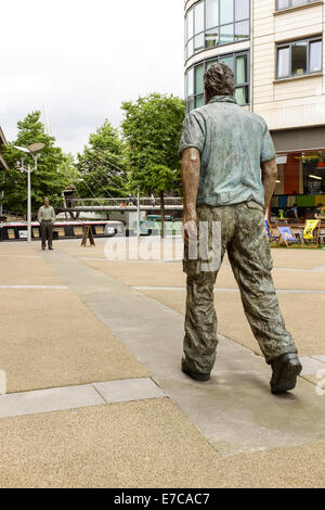 Statue eines Mannes stehen und zu Fuß am Paddington Becken Klein-Venedig Stockfoto