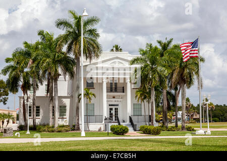 Frisch gestrichene weiße und umgeben von Palmen, die klassisch gestaltete Rathaus in Everglades City, Florida, USA. Stockfoto