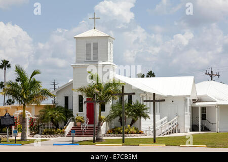 Drei Kreuze, rote vordere Eingangstür und Kirchturm Gemeinschaft auf Broadway Avenue West in Everglades City, Florida USA. Stockfoto