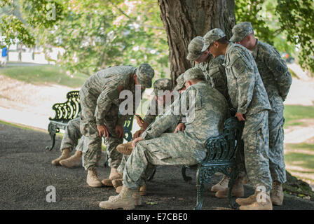 Eine Gruppe von Vereinigte Staaten militärische Acedmy Kadetten genießen Sie einen schönen Tag auf dem Campus West Point in New York Stockfoto