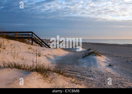 Düne Crossover von Holzbalken bei Sonnenaufgang auf Fernandina Beach, Florida USA gebaut. Stockfoto