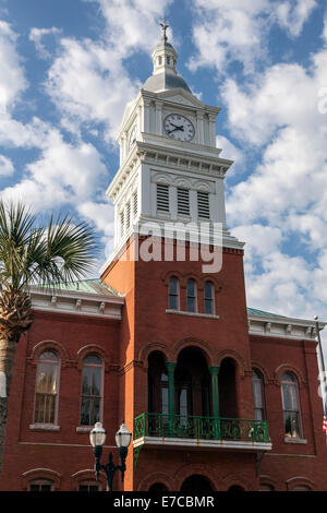 Klassische Wiederbelebung Uhr Glockenturm und Kirchturm auf den alten historischen Nassau County Courthouse in Fernandina Beach, Florida, USA. Stockfoto