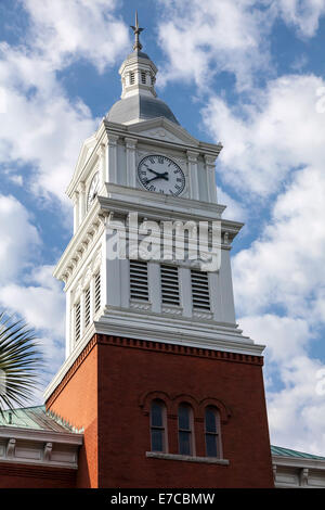 Klassische Wiederbelebung Uhr Glockenturm und Kirchturm auf den alten historischen Nassau County Courthouse in Fernandina Beach, Florida, USA. Stockfoto