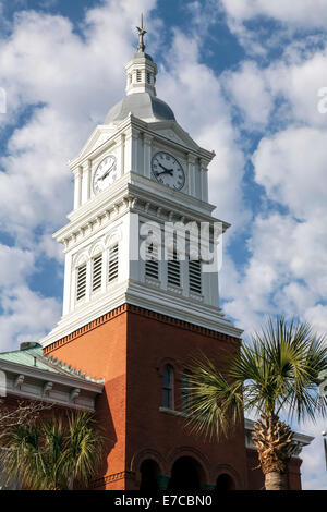 Klassische Wiederbelebung Uhr Glockenturm und Kirchturm auf den alten historischen Nassau County Courthouse in Fernandina Beach, Florida, USA. Stockfoto