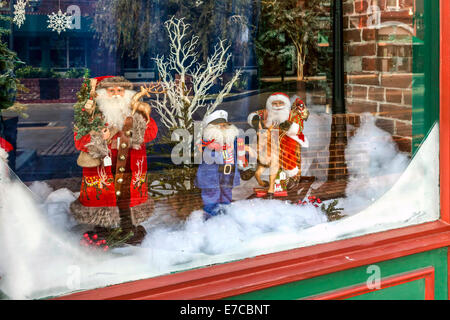 Weihnachten unter dem Motto Display schmückt alte Schaufenster entlang der Centre Street im historischen Bezirk von Fernandina Beach, Florida, USA. Stockfoto