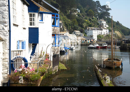 Angeln, Dorfhäuser und Dächer im traditionellen historischen Polperro, Cornwall, England Stockfoto