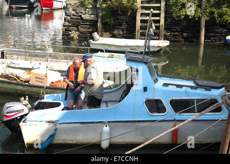 Zwei Fischer am blauen Boot Reise vorbereiten Stockfoto