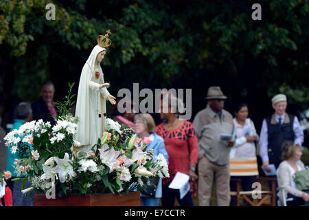 Fallowfield, Manchester, UK 13. September 2014 hält die Legion Mariens ihren 41. Annual Rosenkranz Kreuzzug in Platt Fields Park. Rund sechzig Katholiken besuchen, rezitieren den Rosenkranz, singen Lieder und mit einer kleinen Prozession. Fr Simon Stamp, ein junger Priester aus Accrington, gab eine kurze Predigt. Rosenkranz-Kreuzzug-Manchester, UK-Credit: John Fryer/Alamy Live-Nachrichten Stockfoto