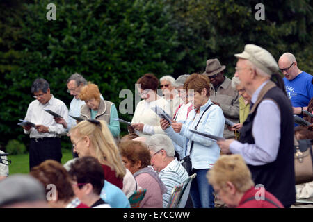 Fallowfield, Manchester, UK 13. September 2014 hält die Legion Mariens ihren 41. Annual Rosenkranz Kreuzzug in Platt Fields Park. Rund sechzig Katholiken besuchen, rezitieren den Rosenkranz, singen Lieder und mit einer kleinen Prozession. Fr Simon Stamp, ein junger Priester aus Accrington, gab eine kurze Predigt. Rosenkranz-Kreuzzug-Manchester, UK-Credit: John Fryer/Alamy Live-Nachrichten Stockfoto