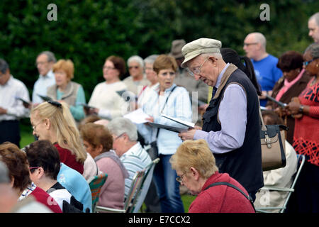 Fallowfield, Manchester, UK 13. September 2014 hält die Legion Mariens ihren 41. Annual Rosenkranz Kreuzzug in Platt Fields Park. Rund sechzig Katholiken besuchen, rezitieren den Rosenkranz, singen Lieder und mit einer kleinen Prozession. Fr Simon Stamp, ein junger Priester aus Accrington, gab eine kurze Predigt. Rosenkranz-Kreuzzug-Manchester, UK-Credit: John Fryer/Alamy Live-Nachrichten Stockfoto