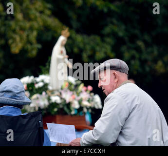 Fallowfield, Manchester, UK 13. September 2014 hält die Legion Mariens ihren 41. Annual Rosenkranz Kreuzzug in Platt Fields Park. Rund sechzig Katholiken besuchen, rezitieren den Rosenkranz, singen Lieder und mit einer kleinen Prozession. Fr Simon Stamp, ein junger Priester aus Accrington, gab eine kurze Predigt. Rosenkranz-Kreuzzug-Manchester, UK-Credit: John Fryer/Alamy Live-Nachrichten Stockfoto