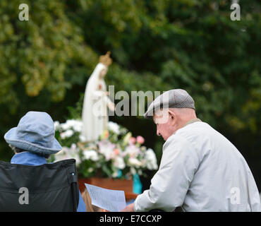 Fallowfield, Manchester, UK 13. September 2014 hält die Legion Mariens ihren 41. Annual Rosenkranz Kreuzzug in Platt Fields Park. Rund sechzig Katholiken besuchen, rezitieren den Rosenkranz, singen Lieder und mit einer kleinen Prozession. Fr Simon Stamp, ein junger Priester aus Accrington, gab eine kurze Predigt. Rosenkranz-Kreuzzug-Manchester, UK-Credit: John Fryer/Alamy Live-Nachrichten Stockfoto