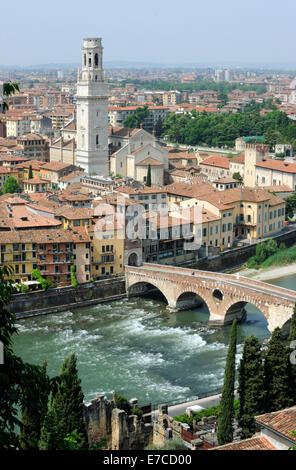 Der Glockenturm des Doms und Ponte Pietra auf Fiume Adige in Verona Stockfoto