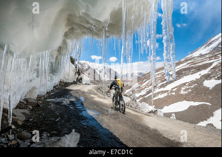 Mountainbiken auf Manali - Leh Roada, in der Nähe von Baralacha La Stockfoto