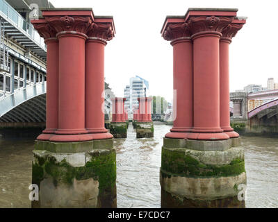 Original roten Säulen die 1864 Blackfriars Railway Bridge über die Themse, London England Stockfoto