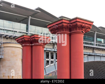 Original roten Säulen die 1864 Blackfriars Railway Bridge über die Themse, London England Stockfoto