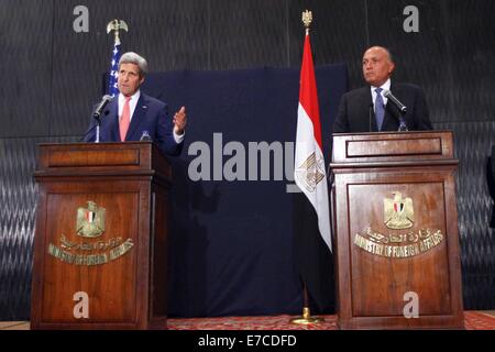 Kairo, ägyptische Außenminister Sameh Shukri(R) während einer gemeinsamen Pressekonferenz in Kairo. 13. Sep, 2014. US Staatssekretär John Kerry(L), hört auf ägyptische Außenminister Sameh Shukri(R) während einer gemeinsamen Pressekonferenz in Kairo 13. September 2014. US-Außenminister John Kerry angekommen in der ägyptischen Hauptstadt Kairo am Samstag für einen Besuch im Rahmen eines Angebots, um eine Koalition zur Theke und Niederlage der islamischen Staat (IS) militanten aufzubauen. Bildnachweis: Ahmed Gomaa/Xinhua/Alamy Live-Nachrichten Stockfoto