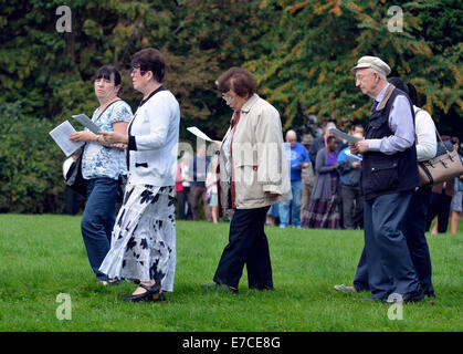 Fallowfield, Manchester, UK 13. September 2014 hält die Legion Mariens ihren 41. Annual Rosenkranz Kreuzzug in Platt Fields Park. Rund sechzig Katholiken besuchen, rezitieren den Rosenkranz, singen Lieder und mit einer kleinen Prozession. Fr Simon Stamp, ein junger Priester aus Accrington, gab eine kurze Predigt. Rosenkranz Kreuzzug Manchester, UK Stockfoto