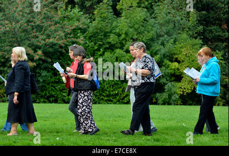 Fallowfield, Manchester, UK 13. September 2014 hält die Legion Mariens ihren 41. Annual Rosenkranz Kreuzzug in Platt Fields Park. Rund sechzig Katholiken besuchen, rezitieren den Rosenkranz, singen Lieder und mit einer kleinen Prozession. Fr Simon Stamp, ein junger Priester aus Accrington, gab eine kurze Predigt. Rosenkranz Kreuzzug Manchester, UK Stockfoto