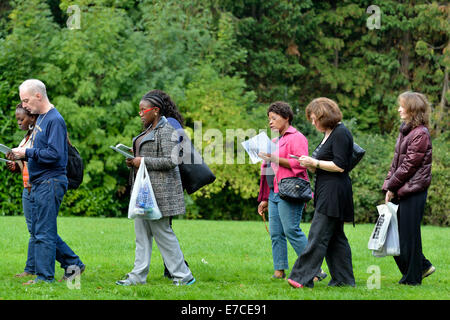 Fallowfield, Manchester, UK 13. September 2014 hält die Legion Mariens ihren 41. Annual Rosenkranz Kreuzzug in Platt Fields Park. Rund sechzig Katholiken besuchen, rezitieren den Rosenkranz, singen Lieder und mit einer kleinen Prozession. Fr Simon Stamp, ein junger Priester aus Accrington, gab eine kurze Predigt. Rosenkranz Kreuzzug Manchester, UK Stockfoto