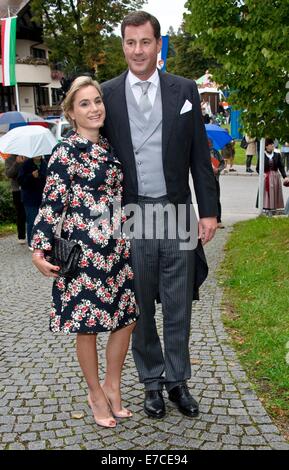 Tuzingen, Deutschland. 13. Sep, 2014. Kronprinz Alexander von Isenburg und seine Frau Sarah am St. Joseph-Kirche für die Hochzeit der Prinzessin Maria Theresia von Thurn und Taxis und ihr Ehemann Hugo Wilson in Tuzingen, Deutschland, 13. September 2014. Foto: Ursula Düren/Dpa/Alamy Live News Stockfoto