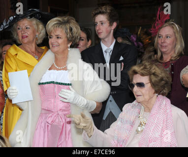 Tuzingen, Deutschland. 13. Sep, 2014. Gloria, Prinzessin von Thurn und Taxis (L) und ihre Mutter Gräfin Beatrix von Schoenburg-Glauchau (R) verlassen St. Josephs Kirche nach der Trauung Prinzessin Maria Theresia von Thurn und Taxis und ihr Ehemann Hugo Wilson in Tuzingen, Deutschland, 13. September 2014. Foto: Ursula Düren/Dpa/Alamy Live News Stockfoto