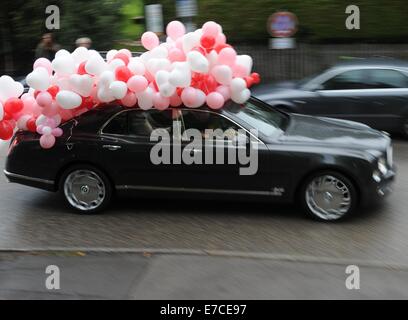 Tuzingen, Deutschland. 13. Sep, 2014. Hochzeitsauto geschmückt mit Luftballons Laufwerke die Neuvermählten durch Tutzing nach ihrer Hochzeit in der St. Joseph Kirche in Tuzingen, Deutschland, 13. September 2014. Foto: Ursula Düren/Dpa/Alamy Live News Stockfoto