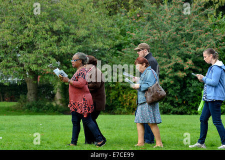 Fallowfield, Manchester, UK 13. September 2014 hält die Legion Mariens ihren 41. Annual Rosenkranz Kreuzzug in Platt Fields Park. Rund sechzig Katholiken besuchen, rezitieren den Rosenkranz, singen Lieder und mit einer kleinen Prozession. Fr Simon Stamp, ein junger Priester aus Accrington, gab eine kurze Predigt. Rosenkranz Kreuzzug Manchester, UK Stockfoto