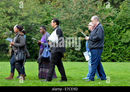 Fallowfield, Manchester, UK 13. September 2014 Katholiken gehen in einer Prozession auf dem 41. Rosenkranz Kreuzzug durch die Legion Mariens in Platt Fields Park, Fallowfield in South Manchester gehalten. Rund 60 Katholiken besuchen sagen Gebete, Lieder zu singen und hören einer Predigt von Fr Simon Stamp, ein junger Priester aus Accrington gegeben. Rosenkranz Kreuzzug, Manchester, UK Stockfoto