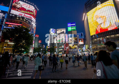 Tokio - 28. August 2014.  Fußgänger überqueren Hachikō Square, Shibuya Tokio bei Nacht. . Im August 2014 in Tokio, Japan. Stockfoto