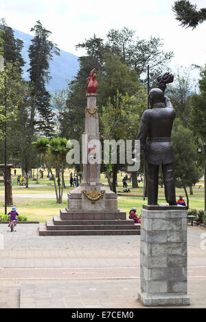 Das Denkmal "La Llama Eterna" (Eternal Flame) in El Ejido-Park in Quito, Ecuador Stockfoto