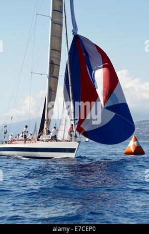 Imperia, Italien. 13. September 2014. Ein Schiff mit Blick auf eine Boje Vele d ' Epoca klassische Yachten Regatta. Stockfoto